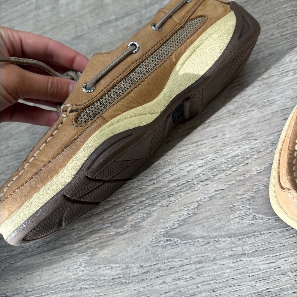 Sperry Men’s Tan Leather Boat Shoes with Contrast Laces - Picture 4 of 7